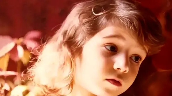 با دقت به چشمان ریز این کودک حدس بزنید کدوم بازیگر معروف زی زی گولو میباشد ؟!