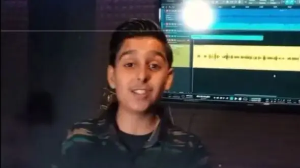 فیلم آواز باشکوه   پسربچه با آهنگ  گرشا رضایی  / بهتر از خودش خواند !