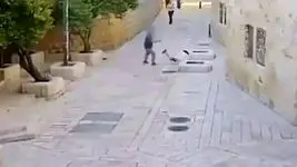 فیلم لحظه حمله تروریست یهودی به راهبه مسیحی در اورشلیم