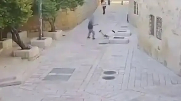 فیلم لحظه حمله تروریست یهودی به راهبه مسیحی در اورشلیم