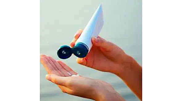 آیا در محیط‌های بسته هم باید ضد آفتاب زد؟