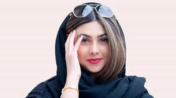 عکس مانتوی جسورانه و حسرت برانگیز آزاده صمدی ! / غوغای خانم بازیگر با این چکمه های مخملی !