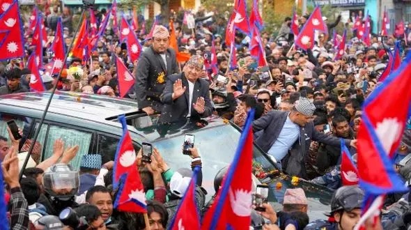 بازگشت تاریخی پادشاه برکنار شده به نپال؛ استقبال بی‌سابقه مردم پس از ۱۷ سال