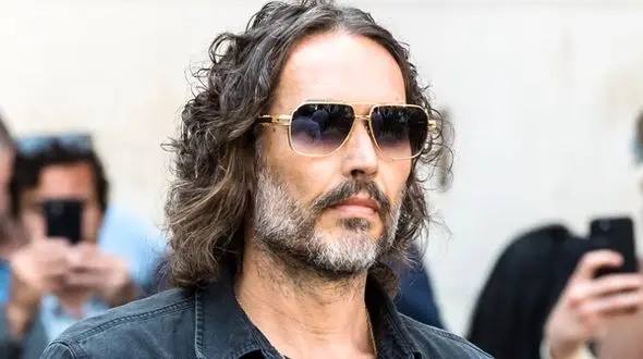 مجری سابق رادیو بی‌بی‌سی به اتهام تجاوز در دادگاه حاضر شد + عکس