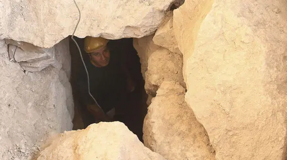 شناسایی یک دریچه هخامنشی در کاخ آپادانا 