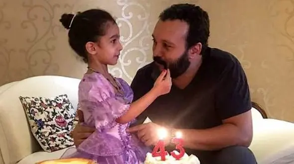 فیلم / کامبیز دیرباز: به خانمم گفتم اگه پسر دار بشیم وقتی بیهوشی تو بیمارستان با یه دختر عوضش می‌کنم