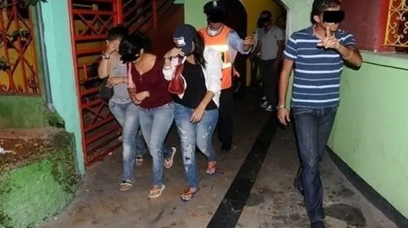 معامله کثیف پیرمرد 85 ساله با چها زن شیطانی/ همسایه ها راز این خانه فساد را به پلیس لو دادند+عکس