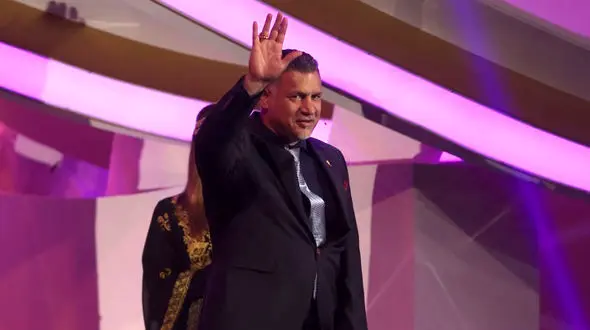 علی دایی فردا به همراه همسرش به پاریس می رود / رفع ممنوعیت خروج از کشور تایید شد