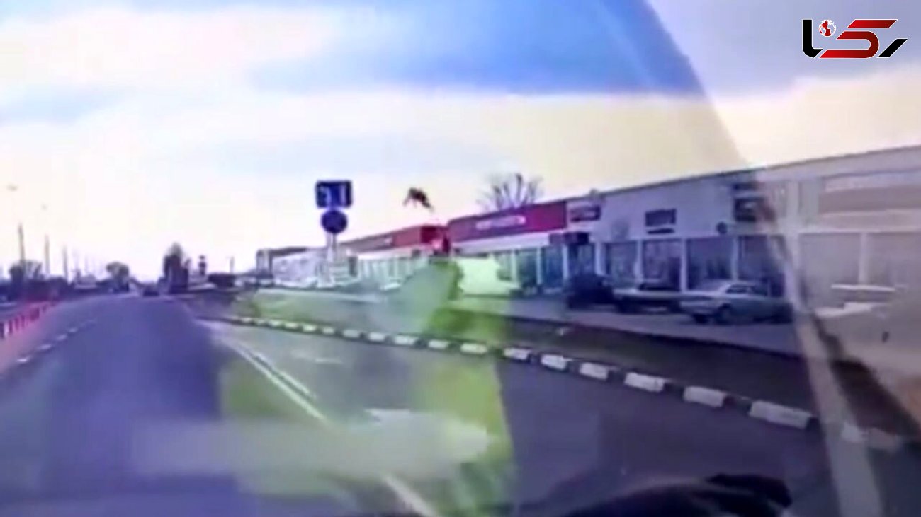 فیلم هولناک از پشتک وارو زدن شاسی بلند در خیابان خلوت / راننده در هوا بیهوش شد