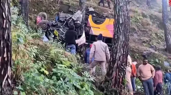 فاجعه در اوتارکند سقوط اتوبوس به دره / 28 نفر عزرائیل را دیدند!