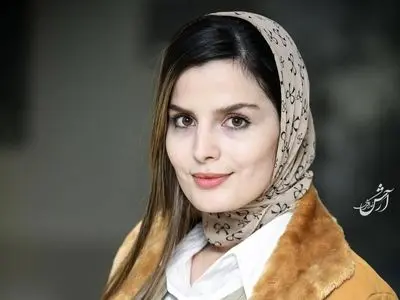 نگاهی به چیدمان خونه مجردی شاهانه و مجلل « غزاله اکرمی» بازیگر سریال سوجان/ از مبلمان مدرن و پرده های اعیانی تا کتابخونه و دکوری‌های شیک