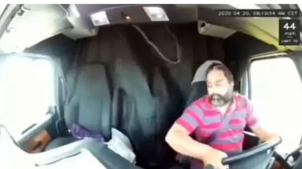 ببینید / لحظه تصادف وحشتناک یک کامیون از زاویه داخل خودرو