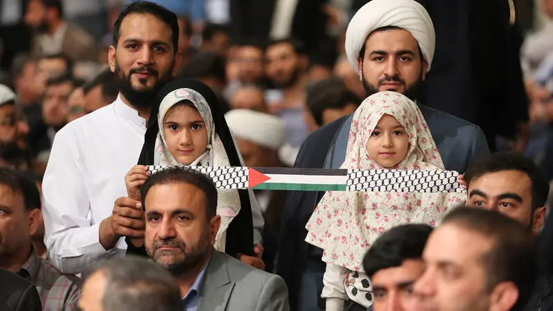 حضرت آیت الله خامنه ای رهبر معظم انقلاب در دیدار هزاران نفر از معلمان و فرهنگیان سراسر کشور به مناسبت روز معلم