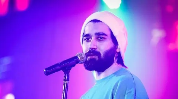 دانلود آهنگ باشکوه ماه قشنگم از علی یاسینی/واسه آتیش دلم غیر خودت نیست آبی
