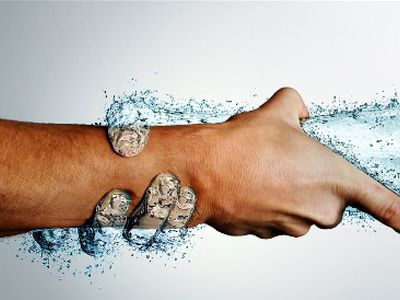 آیا ارتباطی بین کم‌ آبی بدن و عفونت‌ های ادراری وجود دارد؟