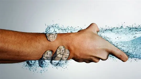 آیا ارتباطی بین کم‌ آبی بدن و عفونت‌ های ادراری وجود دارد؟