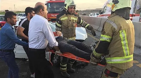 مصدومیت راننده تهرانی در حادثه رانندگی + عکس تصادف