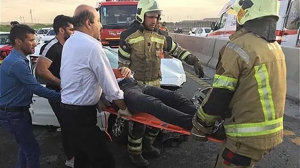 مصدومیت راننده تهرانی در حادثه رانندگی + عکس تصادف