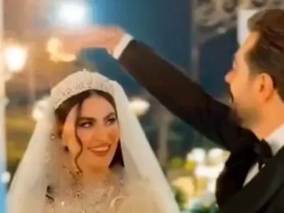 فیلم / لحظه شکوهمند ورود مریم مومن و  سهیل قاصدی به تالار عروسی / عاشقانه های بی تکرار عروس و داماد با   با آتش بازی شورانگیز ...