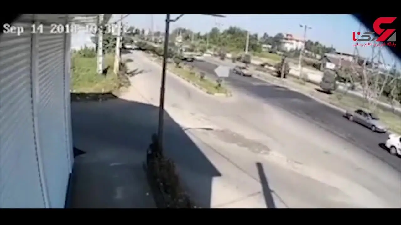 لحظه برخورد کامیون با دکل برق ! +فیلم