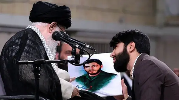 کف زنی دانشجویان علیه پراید در حضور رهبر انقلاب!