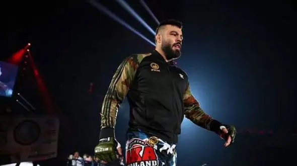 ماجرای محرومیت مادام العمر علی اکبری + عکس