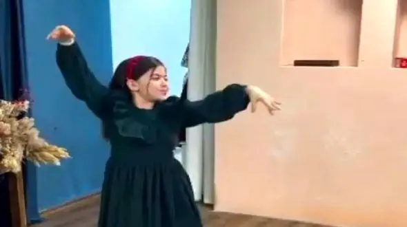 فیلم آواز ورقص اصیل و ترکی دختر با اصالت و زیبای آذری با لباس پرنسسی که دل همرو میبره