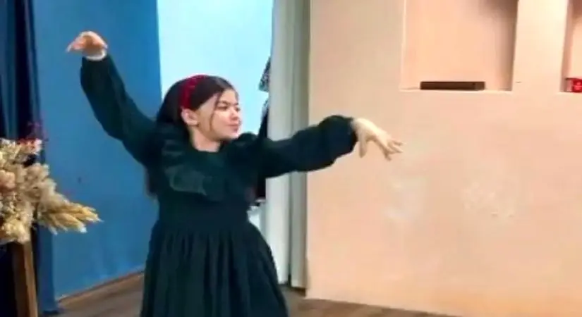 فیلم آواز ورقص اصیل و ترکی دختر با اصالت و زیبای آذری با لباس پرنسسی که دل همرو میبره