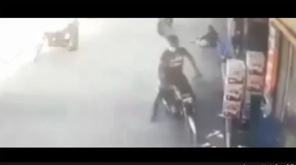 ببینید / لحظه بی‌احتیاطی موتورسوار که باعث شد در کسری از ثانیه موتورش دزدیده شود / فیلم شوک آور