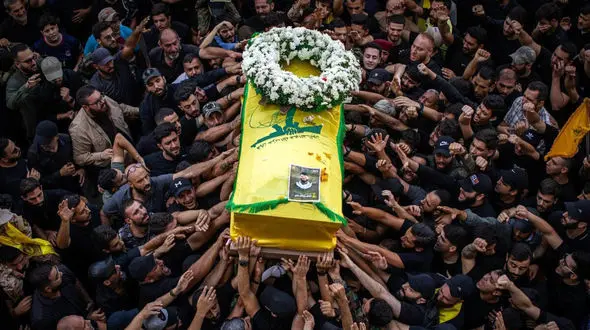 حیرت خبرنگار بی‌بی‌سی ازعظمت استقبال مردم درتشییع شهید نصرالله/ پیام مردم و حزب الله ؛ مقاومت زنده است