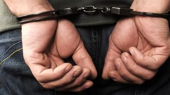 دستبند پلیس بر دستان سارق کامپیوتر خودروها در نیشابور