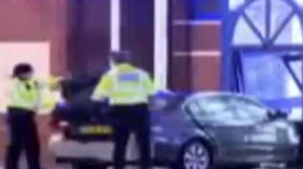 تصادف یک خودرو با پاسگاه پلیس / راننده می خواست خودرو را به آتش بکشد + فیلم