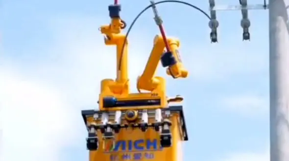 ربات‌ های تعمیرکننده خطوط برق + فیلم