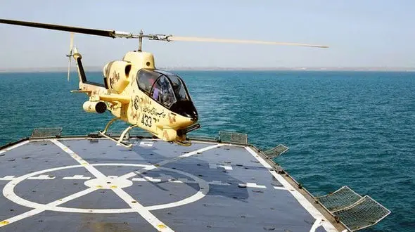 فرود بالگرد‌های کبرا روی عرشه شناور‌های نیروی دریایی + فیلم