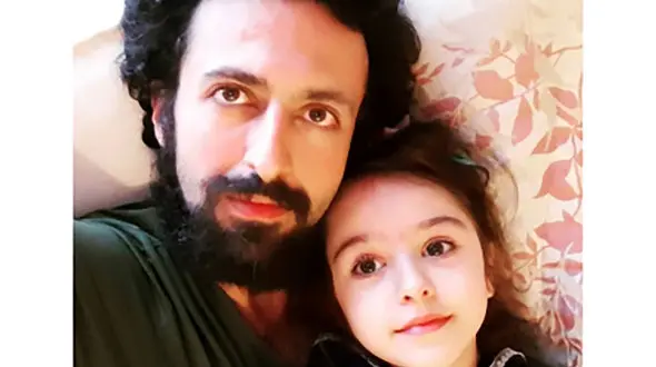 عکس نوشته روی سنگ مزار خانه ابدی حسام محمودی، بازیگر سریال لحظه گرگ و میش / چه زود دخترکش تنها شد ../ روحش شاد