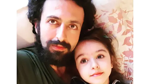 عکس نوشته روی سنگ مزار خانه ابدی حسام محمودی، بازیگر سریال لحظه گرگ و میش / چه زود دخترکش تنها شد ../ روحش شاد