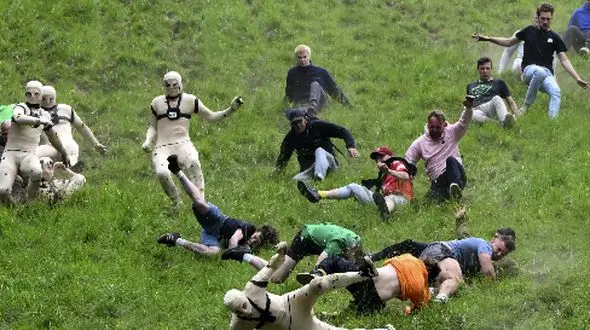 عکس بی‌ رحمانه؛ مسابقه تعقیب پنیر و حادثه‌ های ناگوار!