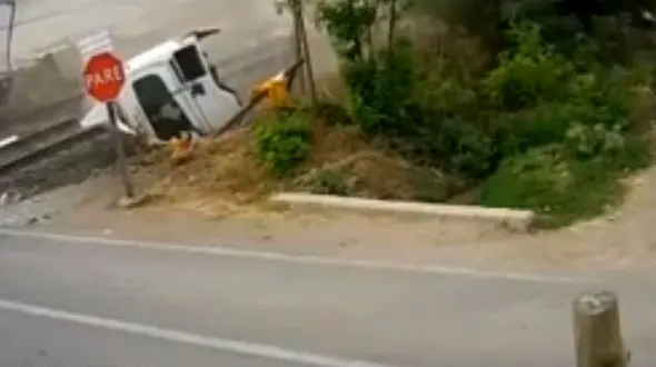 قطار تریلی را له کرد+ فیلم