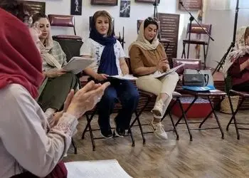 فیلم آواز گروهی / کلاس به آخرش رسیده بود که یهو همه بیا طبیبم بیا عزیزم خوندن