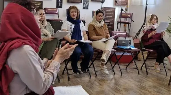 فیلم آواز گروهی / کلاس به آخرش رسیده بود که یهو همه بیا طبیبم بیا عزیزم خوندن