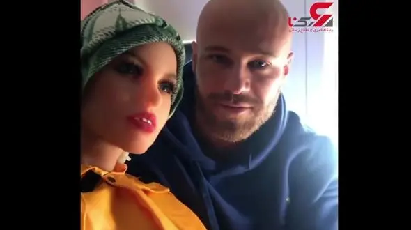 ازدواج بدنساز قزاقی با یک عروسک خاص! + فیلم