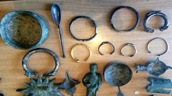 کشف 1509 قلم اشیای اصل و بدل تاریخی در استان همدان