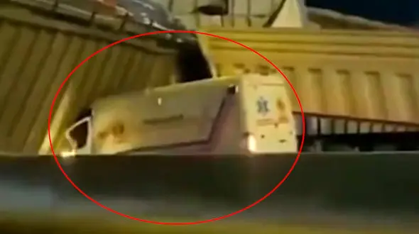 ببینید / برخورد آمبولانس با پل فرو ریخته + فیلم !