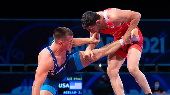 فیلم کشتی تماشایی آذرپیرا و والنسیا آمریکایی/ شکست امامی و آذرپیرا مقابل رقبای روس و آمریکا