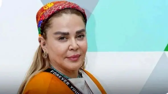  دکوراسیون و چیدمان پرانرژی خانه «بهاره رهنما» / از صندلی و کنسول چوبی تا اتاق خواب شلوغ و رنگی رنگی و آشپزخانه ترگل ورگل