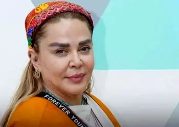  دکوراسیون و چیدمان پرانرژی خانه «بهاره رهنما» / از صندلی و کنسول چوبی تا اتاق خواب شلوغ و رنگی رنگی و آشپزخانه ترگل ورگل