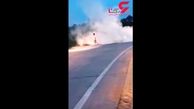 نجات موتورسوار بیهوش از میان شعله های وحشتناک آتش! + تصویر