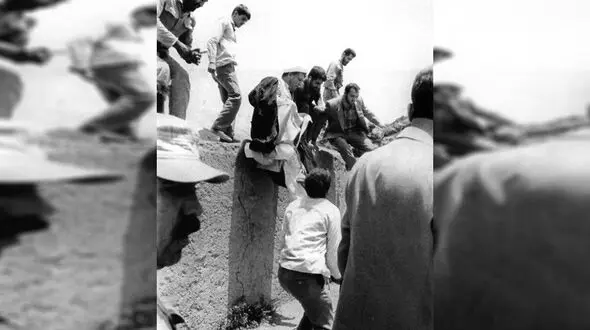 تصویری دیده نشده از آیت الله هاشمی رفسنجانی در حال پریدن از دیوار