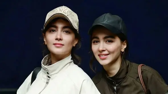 عکس ها / سارا و نیکای جدید پایتخت باز هم با استایل‌های ست دیده شدند / استایل جین و شلولار سندبادی خوشرنگ ...