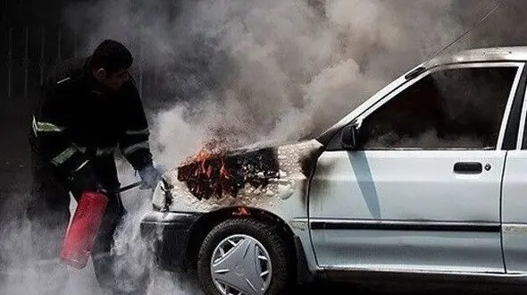 2 خودروی پارک شده در ساختمان مسکونی در زنجان در آتش سوخت